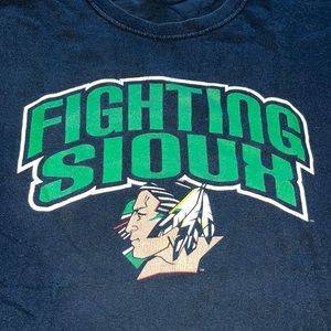 UND Fighting Sioux Mens LG.  Rare find.